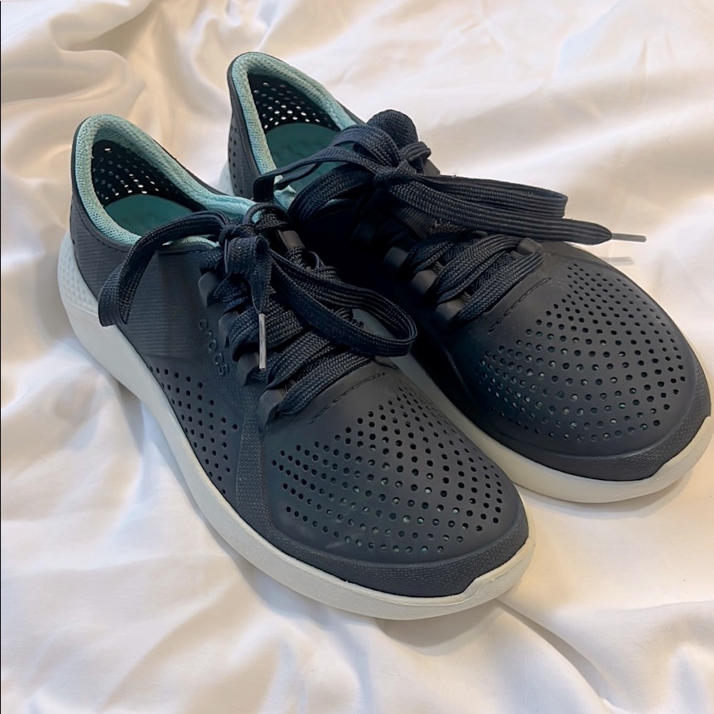 Women’s size 8 Crocs LiteRide navy and aqua tennis shoe